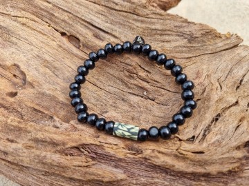 Basic zwart houten kralen met een bronze zeester bedel en een rvs bronzekleurig merklabeltje van Descent.  Kleur: Wit, brons Materiaal: Hout en metaal  Kraal diameter: 6 mm